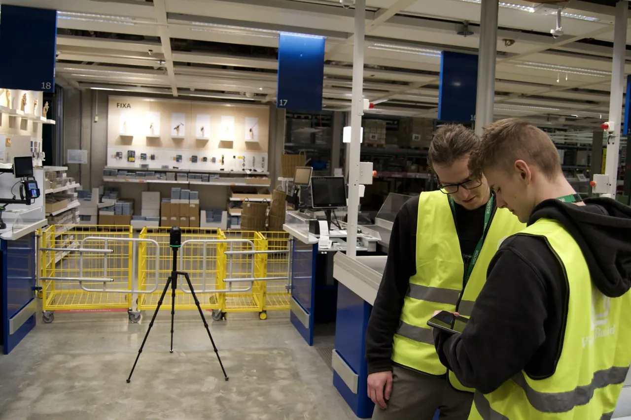 Tým VisionBuild při 3D laserovém skenování interiéru